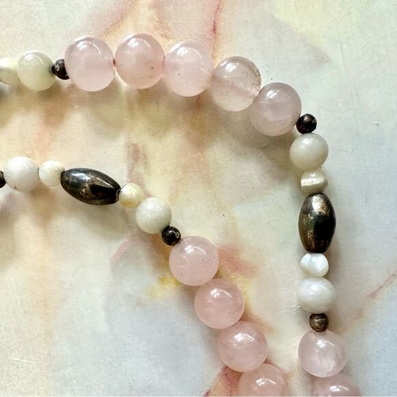 Rose Quartz, snow Quartz and mother of Pearl long necklace - Picture 9 of 10